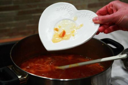 Gelierprobe machen – dazu etwas Marmelade einfach auf den Teller (ist hoffentlich im Tiefkühler) geben.