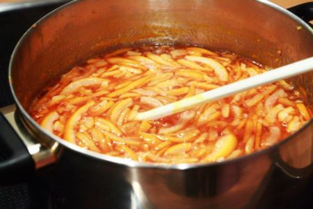 Unter Rühren aufkochen und dann noch so eine Viertelstunde dahinköcheln lassen.